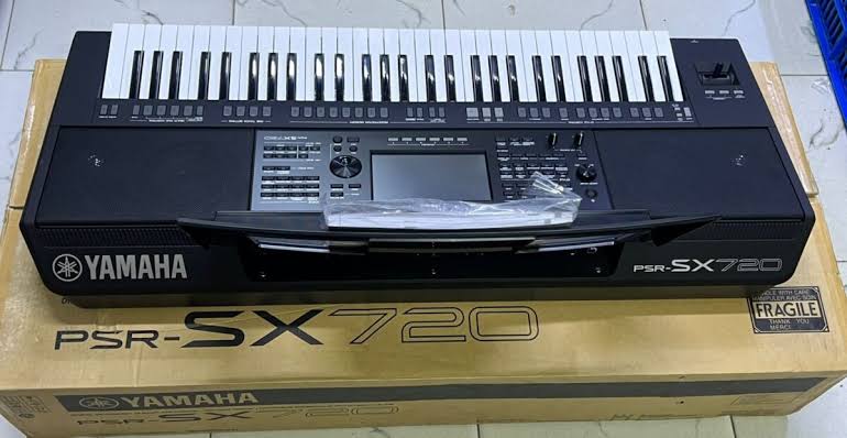 Yamaha PSR SX720 real back